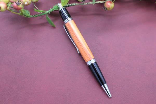 Edler Handgedrechselter Klick Kugelschreiber aus Holz Rosenholz
