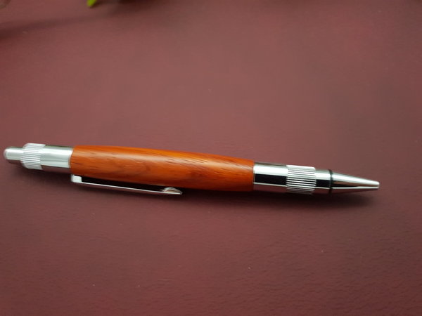 Klickkugelschreiber der Extraklasse aus Holz Padouk